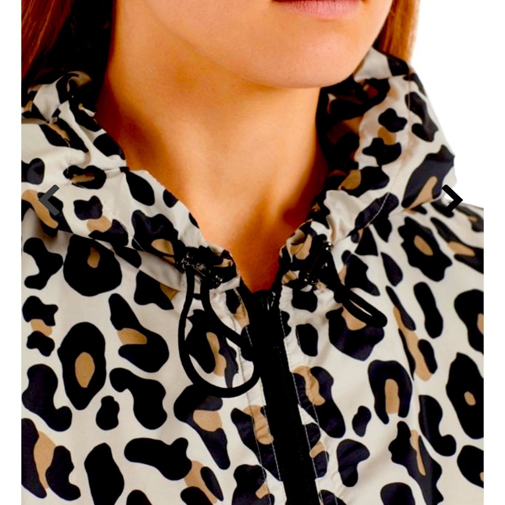 Marc Cain’s Outdoor Jacket with Leopard Print offers a loose fit. Size N2
